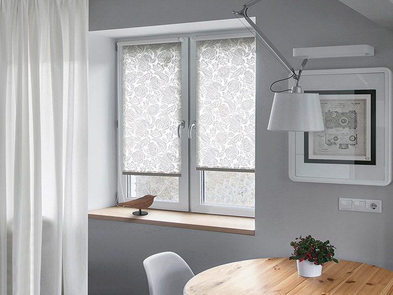 Монтаж рулонной шторы на створку окна - изображение 1 - заказать онлайн в салоне штор Benone в Краснознаменске